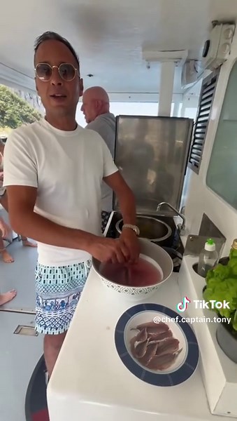 Vuoi vivere un’esperienza unica di pesca e cucina ? . Prenota ora!!🌊🎣 Contattaci:3663317138 . #capri#Tour#pesca#cucina#amalficoast#ricette #tradizione