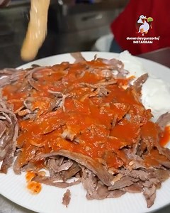 193K views · 260 reactions | Thinly sliced döner meat topped with tangy tomato sauce and sizzling butter, served over pita bread with a side of creamy yogurt. This iconic dish is a feast for the senses. Would you drizzle extra butter or keep it classic? 杻#geekyfork #iskenderkebab #turkishcuisine #meatlovers ️: Instagram/ donerciaygunzorlu | Taste Lab | Facebook