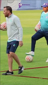 Diego Testas, DT del Cruz Azul Femenil, durante el entrenamiento de la Máquina