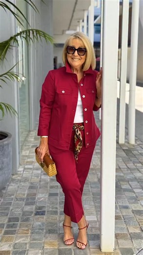 Leanne Norris on Instagram: "BLUE DENIM or RED! 💙♥️ I love a BLOCK COLOUR look. EFFORTLESSLY CHIC and so easy to wear. Would you choose the DENIM or RED? ♥️💙 🔗SHOP: LINKS in BIO and STORIES or Message SHOP! 🛍 👗 Outfit Details: - Freya Jeans and London Shirty in Indigo @kireina_australia - Taren Jacket and 3/4 Pant in Viking @blackpepperau #ThisWithThis #AgelessElegance #OOTD #StyleOver50 #StyleInspiration #casualchicstyle"