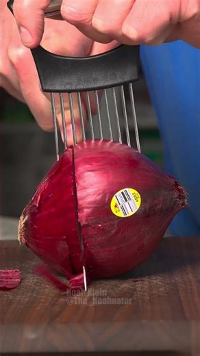 Faster way to slice a red onion #lifehack #diy #satisfying
