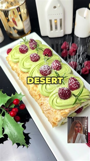 Desert rafinat cu bezea și cremă de fistic. Ideal pentru momentele în care vrei ca masa ta să arate ca vitrina unei cofetării. 🍰💫🍓🍰🍰🍰#rulada #ionelaskitchen #foryou Inițial am amestecat 150 de grame de zahăr sau de îndulcitor cu o lingură de amidon de porumb. Într-un bol de mixer am folosit 4 albușuri de ou, 170 de grame, un praf de sare. Am început să le mixez, după care treptat am adăugat zahărul și am obținut o bezea densă și lucioasă. Am pus-o într-o tavă cu mărimea de 30 pe 40 cm, tap
