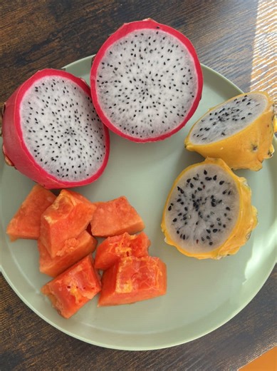 Legitimately not many things better than fresh juicy fruit after days of no eating. DM me “fast” for my YouTube video guide on how to do a water fast a WIEIAW to refeed after water fasting (perfect for beginner fasters)