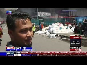 Petugas Damkar Gunakan Zat Kimia Padamkan Api di Pasar Senen