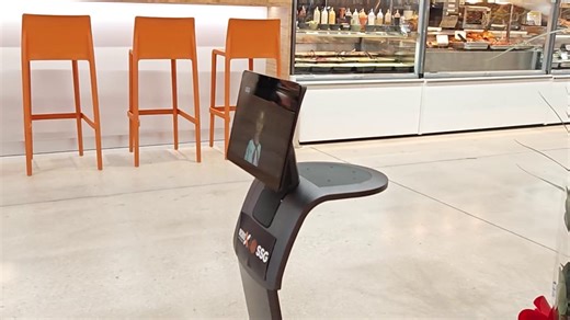 A Bari arriva RoboX, il robottino che aiuta i clienti a orientarsi nello store. La novità di Famila