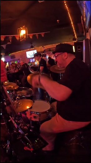 Hard Luck bringing the heat at the Hi Brow Pub 🔥🎸 Rocking “Double Vision!”#Foreigner #LiveMusic