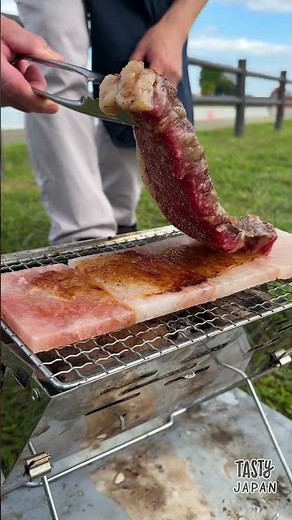 【岩塩プレートで塩要らず】牛肉のうま味がぎゅっと凝縮する岩塩プレートで焼く豪華ビーフステーキ / Cooking Steak on a Salt Slab