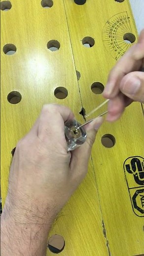 練習用の透明クロス錠でピッキング実演！【鍵屋】【鍵開け】 #鍵 #lockpicking #shorts