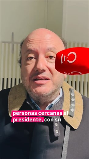 Julio Sánchez Cristo on Instagram: "Algunas veces lo hemos dicho: cuando a una persona la critican por exceso y por defecto, por un lado y por el otro, suele ser porque algo está haciendo bien. Eso es lo que está ocurriendo con la Fiscal General de la Nación. Para algunos sectores pasó de ser jefa del ente acusador a “la fiscal de bolsillo” del presidente. Hoy, en un giro evidente, el propio mandatario la señala y la cuestiona públicamente. En las últimas horas ha tocado temas altamente sensible