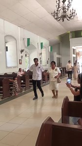 PANOORIN: Bride, ‘sinermonan’ ng pari habang naglalakad papuntang altar Umani ng simpatya ang viral video ng isang bride mula Negros Oriental matapos madismaya sa simbahan kung saan ikinasal. Makikita sa video na nagmamadali sa paglakad si Janine habang sinesermonan ng pari. Ayon dito, bago pa ang kasal sinabihan na sila na mula alas-8 ng umaga, gagawing 9:30 ang kasal. Ngunit pagdating sa simbahan, pinagalitan sila ng staff dahil late umanong dumating. Matiwasay naman na natapos ang kasal nguni