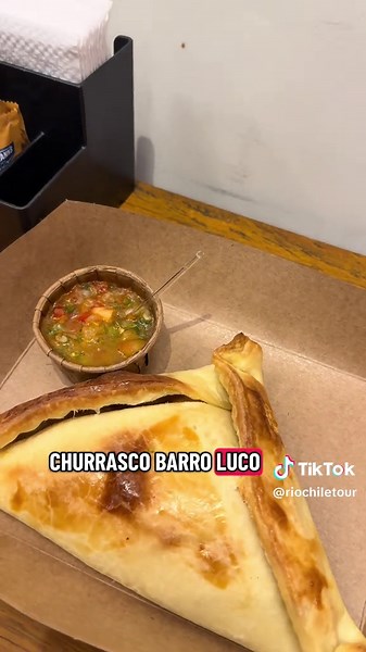 🇧🇷🇨🇱 Se inauguró el nuevo local de comida Chilena en Río! Su nombre es “De Pino” y funciona de Lunes a Sábado desde las 16:00 hasta las 2:00 AM! Ubicado en pleno Copacabana en la calle Siqueira Campos # 143 Para los que quieran pegarse el “bajón” hay productos nacionales muy buenos! Desde italiano, Churrascos, empanadas de pino y otros sabores, Barros Luco etc Para beber tienen micheladas y pronto otras opciones! Conoce este rincón chileno que está más bueno que la Xuxa #depino #riodejaneiro