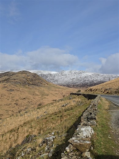 Snowfall in Eryri (Snowdonia) National Park, I just love these spectacular views of the mountains in North Wales. This is the place to come hiking, you will love it. #snowfall #eryri #snowdonia #hiking #mountains