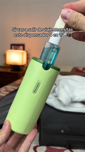 El organizador que todo viajero necesita ✈️🔥 . . . . . . . Este dispensador 4 en 1 de viaje es la solución perfecta para organizar tus productos de higiene personal y cosméticos líquidos en un solo envase portátil compacto recargable y antifugas diseñado para llevar shampoo acondicionador jabón crema gel alcohol protector solar skincare maquillaje lociones y más ideal para viajes en avión equipaje de mano gym camping escapadas rutina diaria y vida minimalista este organizador de viaje optimiza 