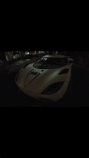 SHOCKWAVE on Instagram: "日本利用压电瓷砖将脚步转化为电能。这些瓷砖捕捉来自你脚步的动能。当你行走时，你的重量和动作会对瓷砖产生压力。瓷砖会轻微弯曲，从而产生机械应力。瓷砖内部的压电材料将这种应力转化为电能。每一步都会产生少量电荷，而数百万步结合在一起就能产生足够的电力来驱动 LED 灯、数字显示屏和传感器。在像涩谷车站这样繁忙的地方，每天大约有 240 万个脚步为这一系统作出贡献。这些电能可以被储存或立即使用，从而减少对传统电力来源的依赖，并支持可持续的城市基础设施。这种方法将日常运动转化为实用的可再生能源 #日本 #知识 #事实 #你知道吗 #推荐 科技 创新 历史 技术 实验 热门"