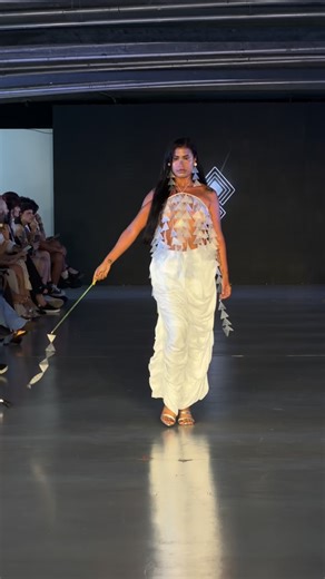 Moso on Instagram: "DO NORTE! @sioduhi cresceu ouvindo que as constelações eram gente exilada no cosmos. No Alto Rio Negro, onde vive seu povo Waikahna, as estrelas não se chamam como a astronomia ocidental ensina. Lá elas são Jararaca, Tatu, Jacundá, Onça, Garça, como a “Gente Estrela Real” que foi expulsa da terra e chorou, criando assim as chuvas. O movimento delas comanda o ritmo das águas, marca quando os rios enchem e orienta o manejo do território há milênios. É um calendário cosmológico 