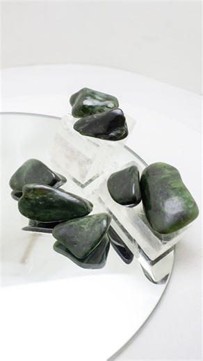 💚Leyendas y usos del Jade 💚 👉🏼Su nombre viene del español “piedra de ijada”, porque se creía que sanaba los males del riñón. Pero su poder fue mucho más allá... 🌟El jade se encuentra en la naturaleza en grandes masas, tan tenaz como bello, y desde hace milenios ha sido tallado en figuras y objetos sagrados. 🇨🇳En China, el primer emperador, Ts'in Chi-Huang-Ti, obsesionado con la inmortalidad, mandó a hacer antes de morir una armadura hecha de jade: 2.498 placas unidas con hilos de oro, par