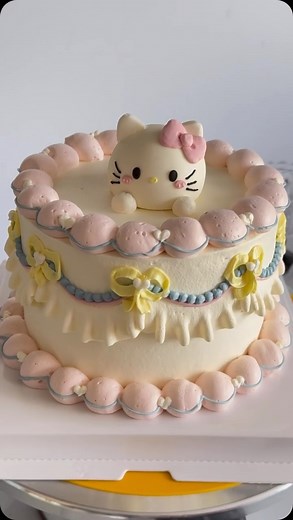 How to make a Hello Kitty-themed cake. #birthdaycake #dessert#cake#customcake #cakedecorating#cakedesign#style#bread#creativecake#foodexploration#pearlcake#freshandsimple#party#coffee#fancycake#prettycakes#cakesofinstagram#eggfreecake#foodie#cakestagram#babyshowerideas #buttercreamcake #baby #weddingcake #summer #wedding | Piece of Cake Fine Bakery and Cafe