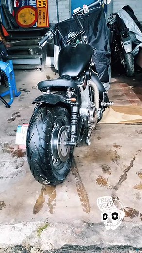 Custom Suzuki Intruder 1400 Bobber with Straight Pipes