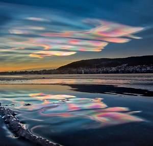 Relámpagos volcánicos, tornados de fuego, luces de sismos o nubes estratosféricas polares... Nuestro planeta genera fenómenos naturales increíbles pero también peligrosos. Estos son algunos de los más llamativos. | Revista National Geographic en español