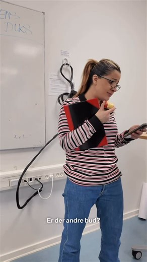 Parastou Nejad | ‘Hvis I vil slås indenfor, så gå udenfor’👍🏻 Dit bedste minde fra folkeren??? 😂😭 #comedy #sketch #parodi #pov #humor | Instagram