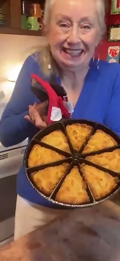 It’s as easy as that y’all! #cornbread #baking #thanksgiving