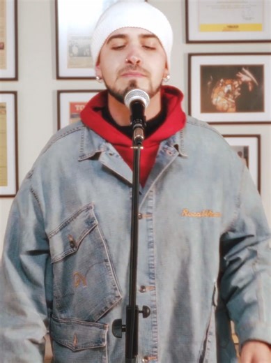 🎥 COMUNIDAD ACTIVA – ¡Ya Disponible! 🎤 Matishy 🎶 Hoy recibimos a un artista que comenzó su viaje musical a los 13 años y desde entonces no ha dejado de crecer. 🚀 🎤 Rapero, ✍️ compositor, 🎧 ingeniero y 🎓 docente, Matishy ha convertido el hip hop en una poderosa herramienta de expresión honesta, crítica y cargada de contenido profundo. 💥💭 📌 Una conversación donde arte, resistencia y pasión se encuentran. 🎯 Dirección: Juan Pablo Aedo 🎙️ Conducción: Javier González 🎥 Audiovisual: Caroli