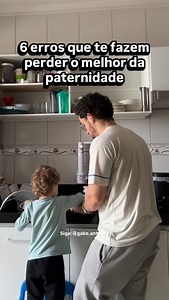6 erros que te fazem perder o melhor da paternidade: 1. Viver no piloto automático: Deixar a rotina te engolir, é abrir mão dos pequenos momentos que viram as melhores lembranças. 2. Achar que o tempo com o filho precisa ser “grande” pra valer: Os minutos de qualidade, mesmo curtos, valem mais que horas distraídas. 3. Confundir presença com estar por perto: Estar presente é se envolver, olhar nos olhos, participar, não só dividir o mesmo espaço. 4. Acreditar que prover é suficiente: Seu filho pr