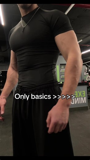 Tee-shirt de compression haute performance. Maintien musculaire optimal, respirabilité maximale. Bouge plus fort. Plus longtemps. Lien en bio‼️