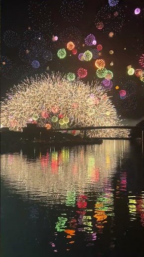 夜空と海一面の花火、彩雲孔雀千輪。三重県紀北町のきほく燈籠祭2024