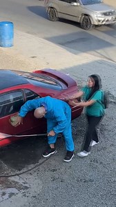 737K views · 9.7K reactions | El lava carros despistado 浪 - Broma | TheChiquilin | Facebook