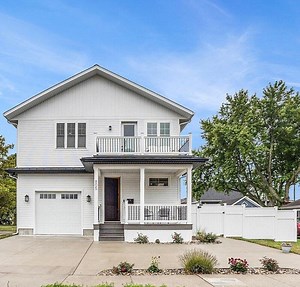 805 W Loomis St, Ludington, MI 49431 - MLS 25042251 - Coldwell Banker