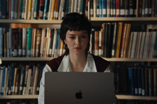 iPhone 17e, MacBook Pro M5 Pro… Apple varie les styles pour les pubs de ses nouveaux produits