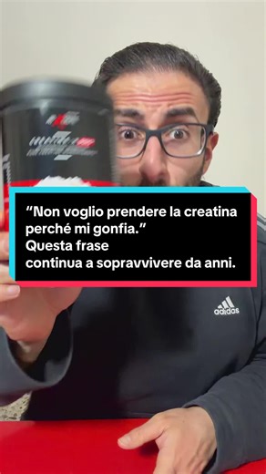 “Non voglio prendere la creatina perché mi gonfia.” Questa frase continua a sopravvivere da anni. E onestamente è incredibile che nel 2026 siamo ancora qui. Molti immaginano la creatina come se fosse uno steroide travestito. Tipo: 👉 Muscoli esplodono 👉 Gonfiore assurdo 👉 Look da bodybuilder in 2 settimane La realtà è molto meno cinematografica. La creatina aiuta, sì. Ma non fa miracoli estetici. Quello che fa davvero è migliorare il contesto di allenamento. Più ATP. Più energia disponibile. P