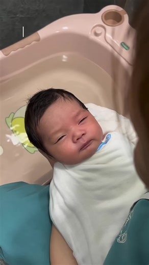 Vẻ mặt rất biết hưởng thụ😍, mẹ e bé bảo “sướng nhờ con nhờ thế mới k tốn tiền của bố mẹ chứ“ 😆 #tambesosinh #massachobe #béna🐍 #xuhuongtiktok