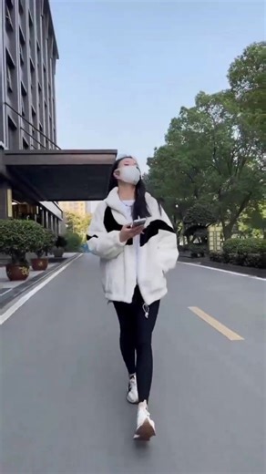 秋冬の定番ユニセックスアイテムとして大人気のウールジャケットが、ブラックフライデーセールで驚きの 4,980円 に！ 先着 50名様限定 のこのチャンス、お見逃しなく。 ✅ 昨年10万着以上販売の実績 ✅ オーバーサイズロゴがトレンドのワードローブを彩る ✅ リバーシブル仕様（ブラック＆ホワイト）で1着2スタイル ✅ ウール素材で−20℃の寒さもしっかり防寒 ✅ 耐久性・色落ちに強く、長く愛用できる高品質 今すぐ注文すれば、倉庫からスピード配送！ 万が一ご満足いただけない場合も、返品対応いたします。 https://lailins.asia/?product=tCzEbRWq& | RBlailinsD