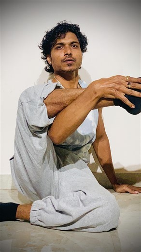 Kalpesh Kadam on Instagram: "Contemporary dance is poetry in motion. #réel #contemporarydance Join Contemporary Dance Classes at Roza Manhattan – Eternal Motive Art Studio by Kalpesh Dance Studio 🩰 Choreographer: Kalpesh Kadam 👥 Batches Available: Teens & Pre-teens 📍 Location: Dhane, Hiranandani State"