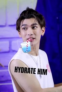 用每一个优美的词藻描绘你，你是我落笔蕴藏的诗意。