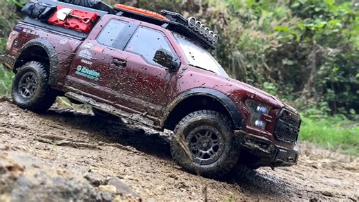 【RC越野实录】1/8比例 F150 Raptor Traction Hobby 泥地狂飙｜红色猛禽4X4实测