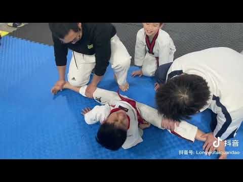 태권도 다리찢기 일자를 향해