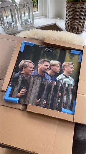 Wat doe jij met je foto’s? Bewaar jij je foto’s op je laptop om ze nog af en toe te bekijken? Of ga je er wat mee doen? Voor Tina en Wilgrad heb ik foto’s mogen afdrukken op dibond en een fotoalbum gemaakt. Zo zie je aan de muur altijd de foto’s waar je zo blij van wordt en pak je gemakkelijk even het boek erbij om even door te bladeren of te laten zien aan anderen. . . . . #portretfotografie #gezin #liefde #emotie #herinneringen #cannenburgh | cobybijsterveld