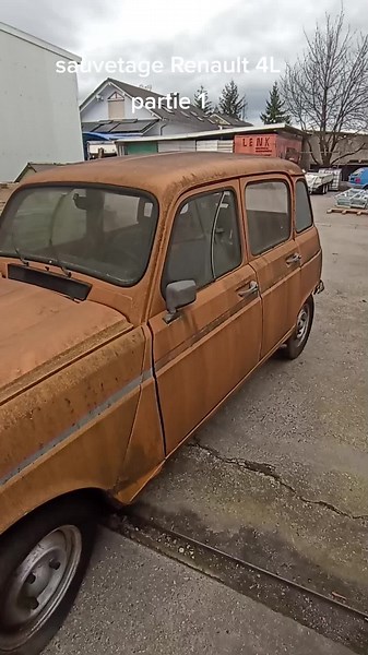 Sauvetage d'une Renault 4L abandonnée