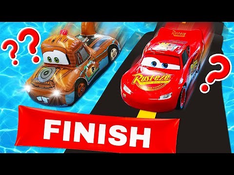La course : Flash McQueen sur la piste VS Martin sur l'eau. Jeux avec des voitures pour enfants.