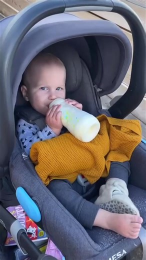 What's better than one Cocoon? Two. 😏 Whether you have twins or just one babe, having two Cocoons means never going empty handed - one to wash and one to wear! And that's why we offer an automatic bundle discount when buying two Cocoons. 😉 rg: @loulyland (such a creative way to use the Cocoon!) | We are Amma