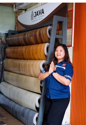 Vinyl roll bahan premium tapi harga murah😍 Cuma ada di toko @uniquecarpetdecobali 🥰 Ini dia motif terbaru dari Vinyl JAVA! 💖 Bikin ruangan makin stylish dan nyaman dengan lantai vinyl dari @uniquecarpetdecobali! ✅ Ketebalan 1mm, ukuran per roll 2m x 25m ✅ Pilihan Motif kayu & marble super estetik & natural! ✅ Tahan air, tidak licin & mudah dirawat ✅ Doff finish – nggak mantulin cahaya Cocok banget buat dipasang di rumah/kamar/kantor/toko😍 Yuk, upgrade lantaimu sekarang! ✨ #lantaivinyl #vinyl