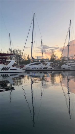 A sunrise like this is how every fishing day should start ☀️ While in Freeport we turned shaded relief on our Simrad Yachting charts and saw some serious depth changes around 10 miles from the coast, so thats where we headed 👏🏼 Right when we got close to this change in the sea floor we found the hot birds and put out a small spread which landed us a massive skipjack tuna AND a nice blackfin tuna 🍣 After a few more passes on these hot birds we changed gears and also did some dropping for queen