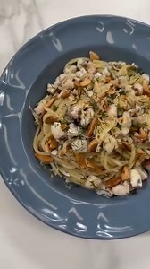 SPAGHETTI CON TRIGLIE E FINOCCHIETTO SELVATICO✨🌊Gusto, sapore e semplicità! Sebastian Fitarau Ingredienti: 180g spaghetti 200g triglie intere 30g mandorle 50g Finocchietto selvatico da usare q.b. 1 spiccho d'Aglio 1/2 bicchiere Vino bianco Sale e pepe Olio extravergine d'oliva 1 limone Procedimento: Sfiletta la triglia, metti la lisca con la testa su una teglia foderata con carta da forno e falla tostare nel forno ventilato a 180 gradi per 15/20 minuti. Insieme alla triglia fai tostare anche le