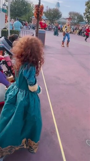 508K views · 8K reactions | COSPLAYING Girl BAFFLES Disney Princess !! 凉 #shorts #disney (@familiaruiva) | Discover DM | Facebook