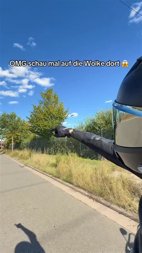 Mac Drive - Deine Fahrschule on Instagram: "Habt ihr die Wolke auch gesehen? — #führerschein #fahrerlaubnis #macdrive #fahrschulemacdrive #fahrschuleerfurt #cführerschein #erfurt #fahrschule #führerschein #sicherfahren #moped #vieal #fyp #meme #fahrschulmeme #contentcreator #driverlicense"