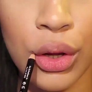 󾁅󾁀󾁅 UK Beauty @jessicamakeup_xx luscious lips wearing @evepearl Carmel Lip Liner 󾁅󾁀󾁅 Repost @jessicamakeup_xx ・・・ 📽󾠣@evepearl Lip liner "Caramel" filled w/ "Lolita II" by @katvondbeauty @thekatvond 󾠣📽 This is a repost...buuttt loving that videos are now longer as I can be more creative󾌳󾌰!! New mini tutorials soon...leave any suggestions for colour combos below! 󾍋󾠣 #jessicamakeupxx #evepearl #evepearllips #lips #lipstick #kvd #katvondbeauty #makeupvideoss #beauty #brian_champagne #i