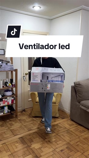 - ##Motor Reversible Silencioso##: Motor silencioso de 38dB con función reversible para verano e invierno - ##Seis Velocidades Ajustables##: Seis niveles de velocidad para un viento suave y personalizado en cualquier ambiente - ##Luz LED Regulable##: Luz LED con tres temperaturas de color y brillo ajustable para crear ambientes ideales - ##Diseño Compacto Plegable##: Aspas plegables que reducen el tamaño a 48cm, perfecto para espacios pequeños y modernos - ##Control Remoto y Temporizador##: Cont